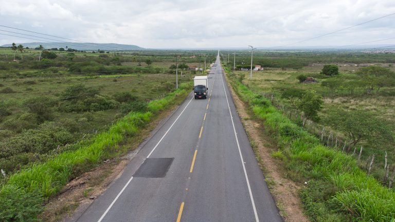 Voluntários distribuem cestas básicas na zona rural de Riachão do Dantas