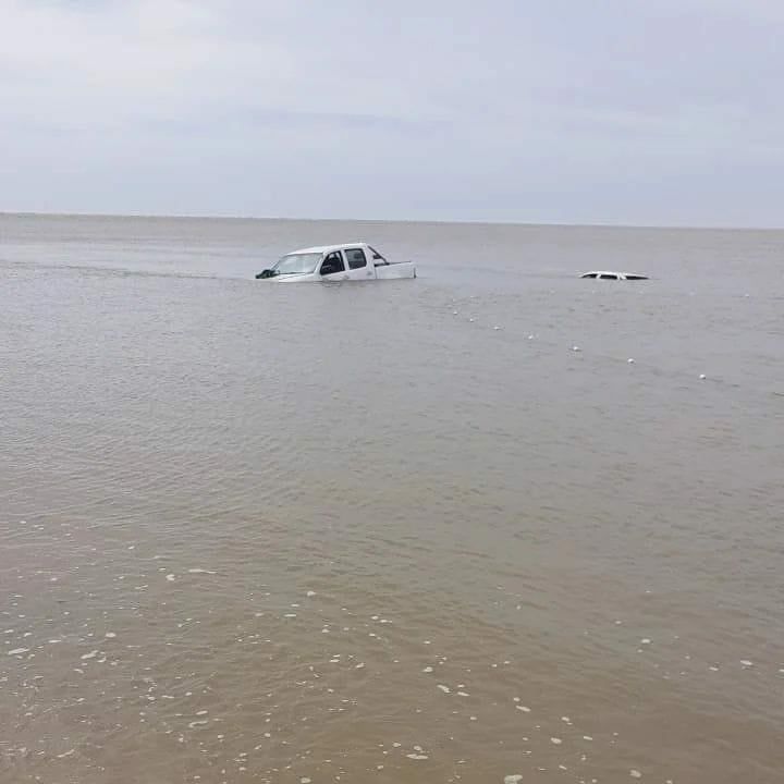 Maré sobe e engole carros na Praia do Viral