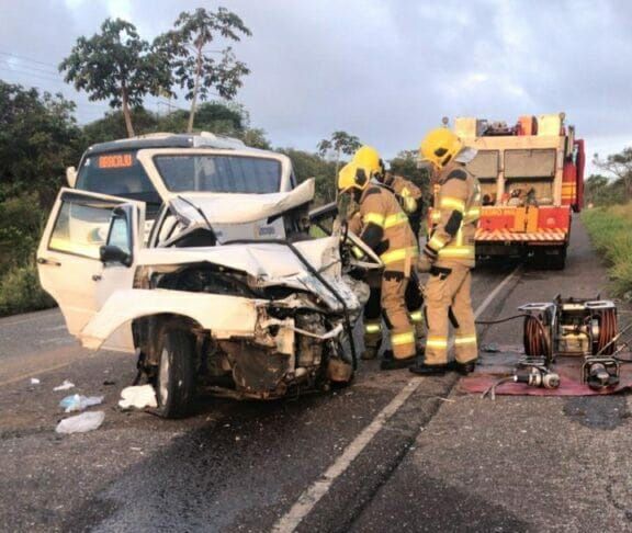 Colisão entre caminhonete e carro deixa um morto na SE 240