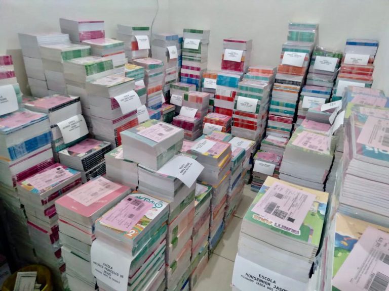 Prefeitura de Lagarto está concluindo a distribuição dos livros didáticos para o ano de 2022