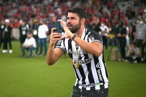 “Fica, Diego Costa”, gritam os torcedores do Atlético-MG