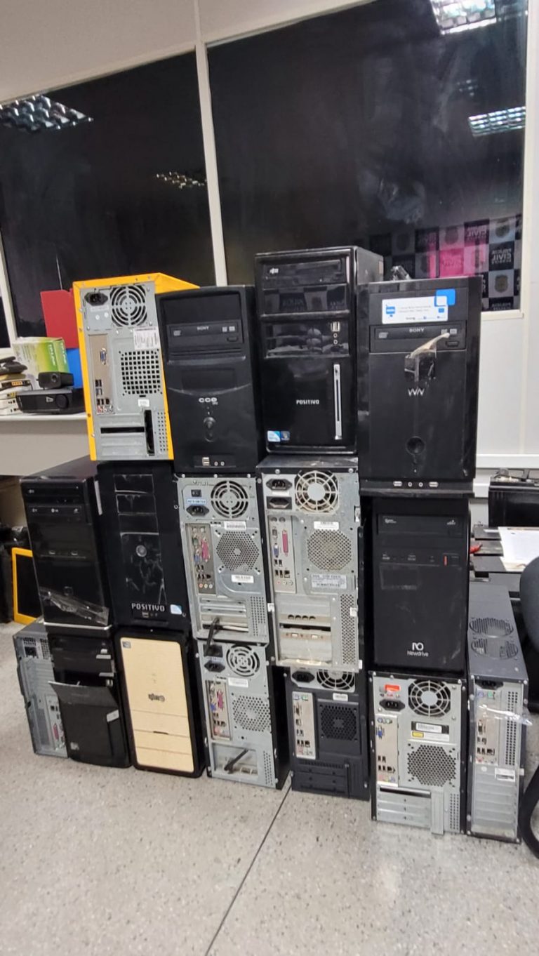 Com 96 equipamentos eletrônicos, homem é preso por receptação