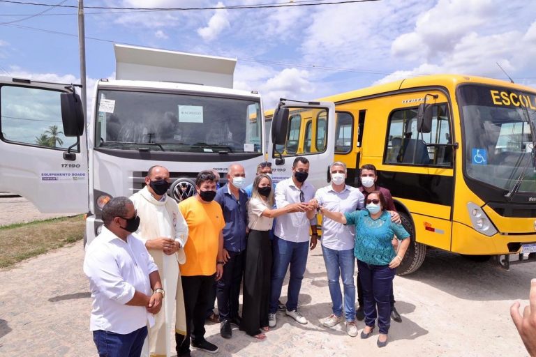 Fábio Reis entrega caçamba e ônibus escolar em Riachuelo