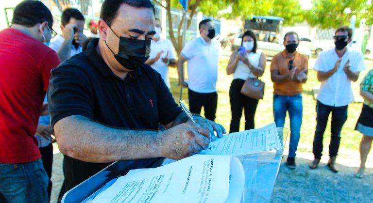 Prefeito Cristiano Viana assina ordem de serviço para pavimentações