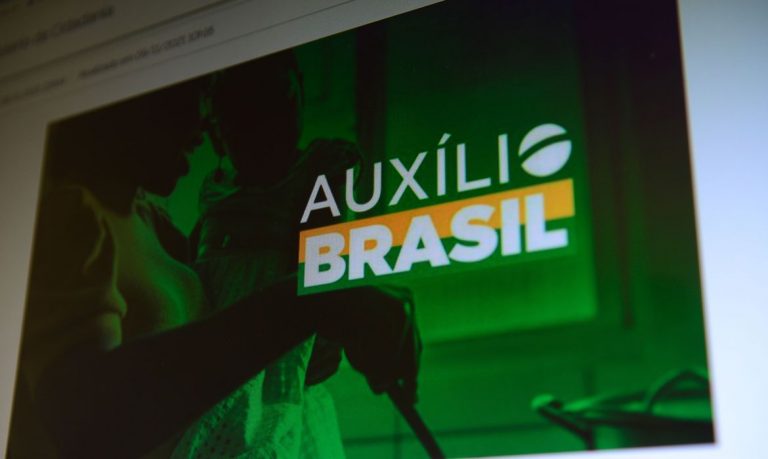 Auxílio Brasil é pago a beneficiários com NIS final 4