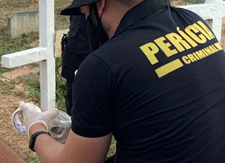 PC de Umbaúba e IML fazem exumação de corpo de jovem em Lagarto