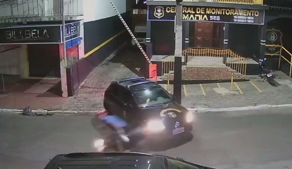 Colisão entre carro e moto deixa motociclista ferido no centro de Lagarto