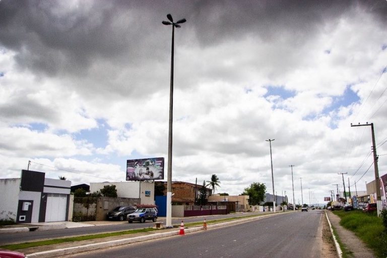 Após furto de fios elétricos, Prefeitura de Simão Dias recupera iluminação pública