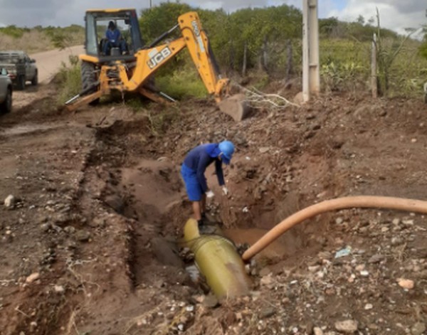 Rompimento de adutora provoca desabastecimento de água em nove municípios
