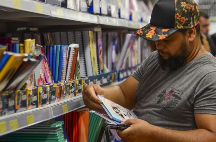 Venda a varejo de material escolar em lojas da 25 de Março, região central.