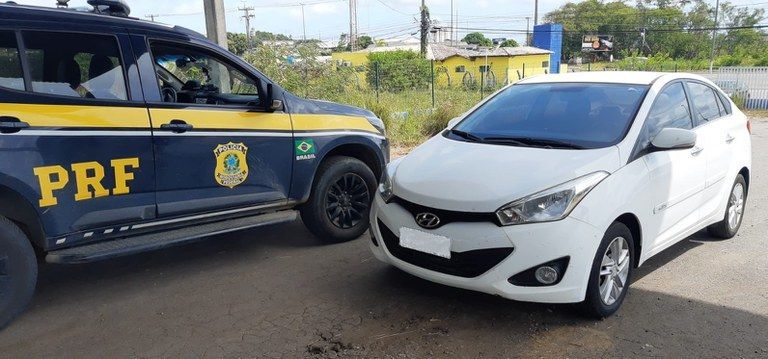 PRF recupera na BR-101 veículo roubado em Salvador/BA
