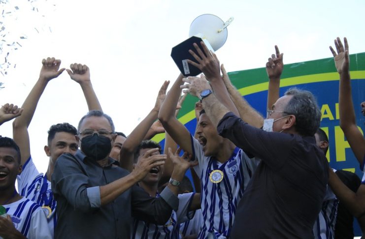 Jogadores do Propriá levantando a taça de campeão sergipano sub-17 — Foto: Mikael Machado