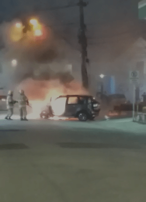 Veículo pega fogo em área residencial no Centro de Aracaju