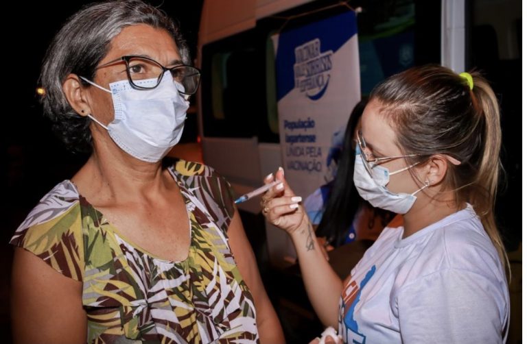 Carro da Vacina segue imunizando a população em diversos bairros e povoados do município