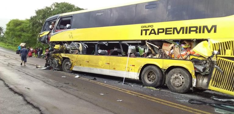 Colisão entre ônibus e carreta deixa sete lesionados e dois mortos em Sergipe