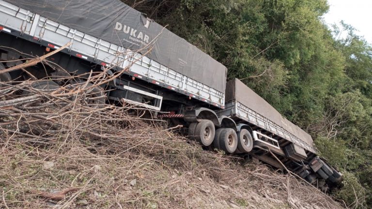 Motorista perde o controle e carreta sai da pista entre Simão Dias e Pinhão