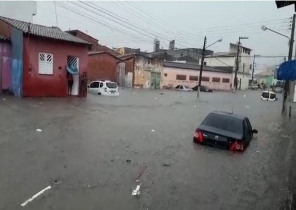 Chuva causa alagamentos no município e Cramópolis — Foto: Laís Pereira