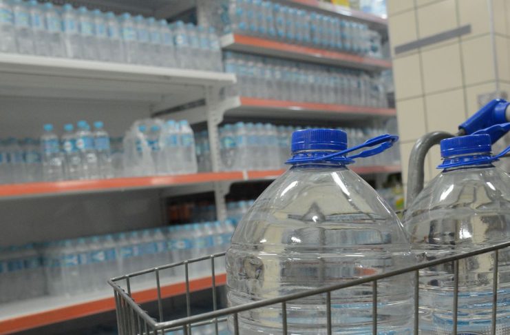 Crise de qualidade da água encanada, aumenta a procura por água mineral engarrafada nos supermercados do Rio de Janeiro