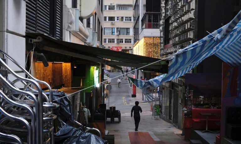Hong Kong proíbe trânsito aéreo de passageiros de 153 países