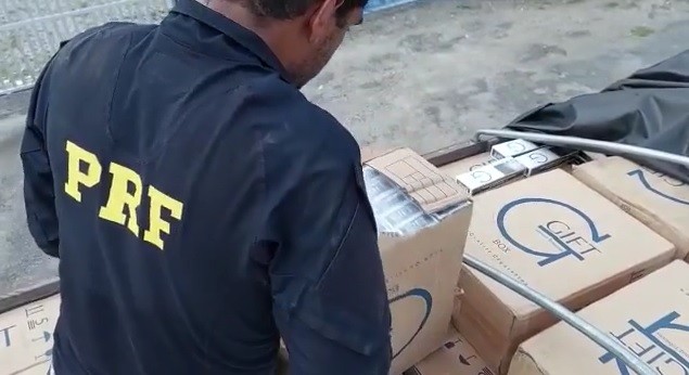 Carreta com cigarros contrabandeados do Paraguai é apreendida em Sergipe