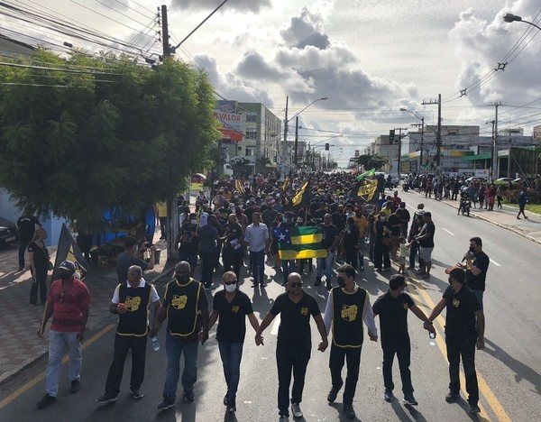 Em protesto, policiais bloqueiam avenidas em Aracaju