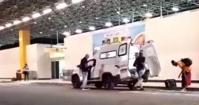 Ambulância é flagrada transportando passageiros para o aeroporto de Aracaju
