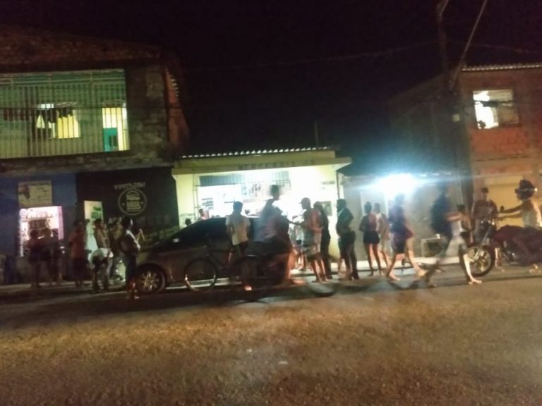 Homem é morto em mercearia com sete tiros na cabeça