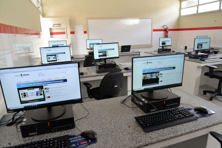 Educação entrega mais de 1.700 novos computadores em escolas da rede estadual