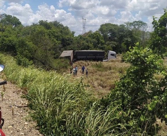 Carreta bi-trem e caminhão saem da pista na entrada de Itabaiana