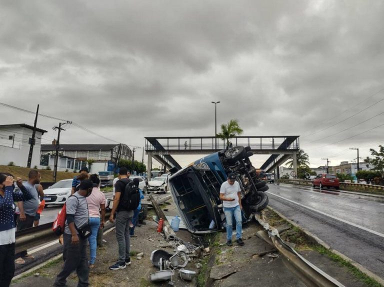 Micro-ônibus de Poço Verde derrapa na pista e atinge dois veículos