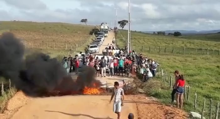Cidadãos bloqueiam rodovia que liga Riachão a Simão Dias