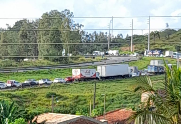 Colisão entre moto e caminhão deixa um ferido na BR-101 em Itaporanga