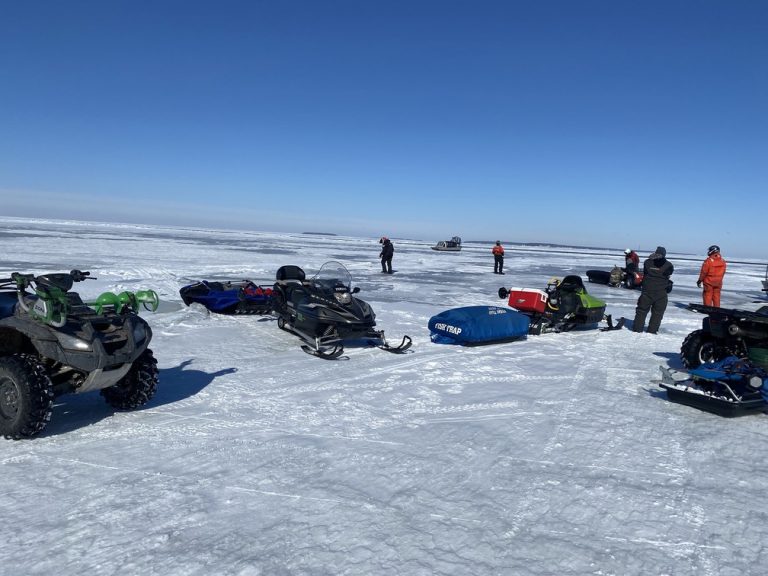 Grupo de 18 pessoas fica preso sobre pedaço de gelo em lago nos EUA