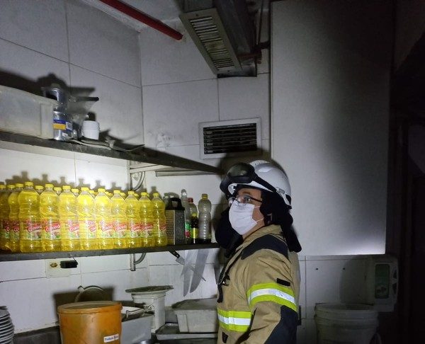 Bombeiros fazem perícia após incêndio em shopping de Aracaju — Foto: CBMSE/ Arquivo