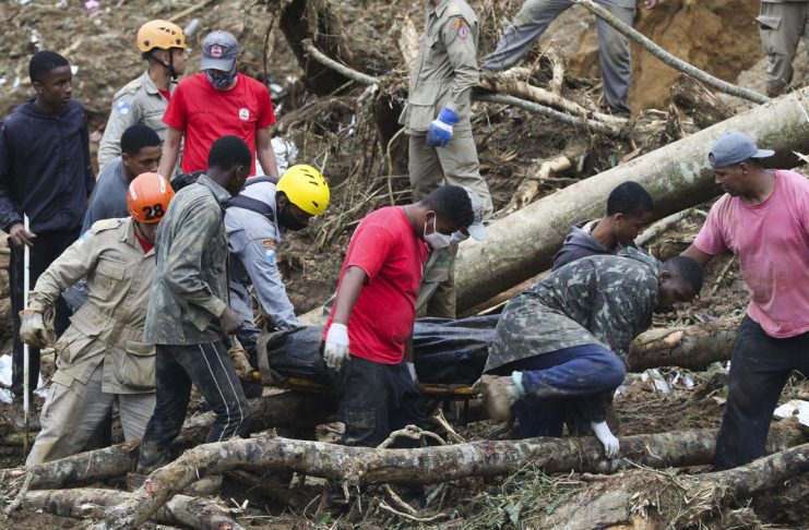 Bombeiros, moradores e voluntários trabalham no local do deslizamento no Morro da Oficina, após a chuva que castigou Petrópolis, na região serrana fluminense. (Foto: Tânia Rêgo/Agência Brasil)