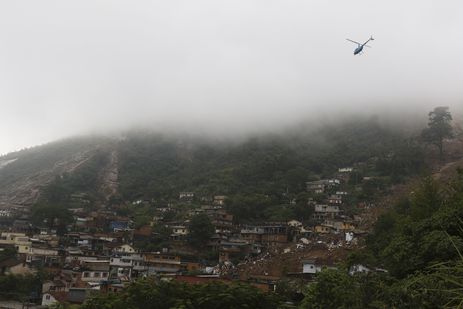 Bombeiros, moradores e voluntários trabalham no local do deslizamento no Morro da Oficina, após a chuva que castigou Petrópolis, na região serrana fluminense. (Foto: Tânia Rêgo/Agência Brasil)