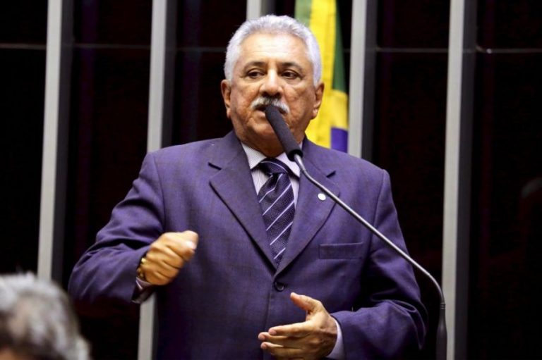 Polícia Federal cumpre mandado na casa do deputado federal Bosco Costa