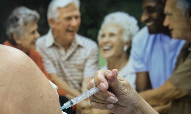 Saúde recomenda 2ª dose de reforço para maiores de 80 anos