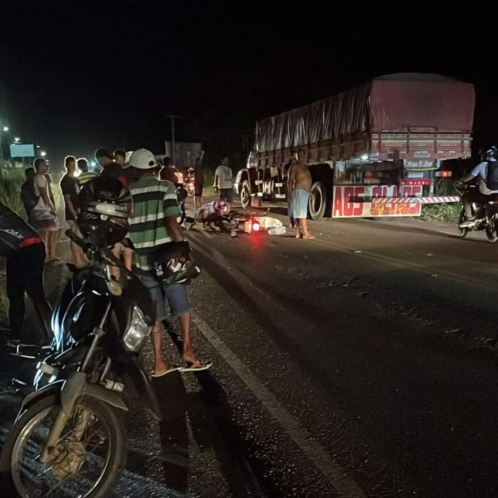 Mulher morre após colisão entre moto e caminhão em Lagarto