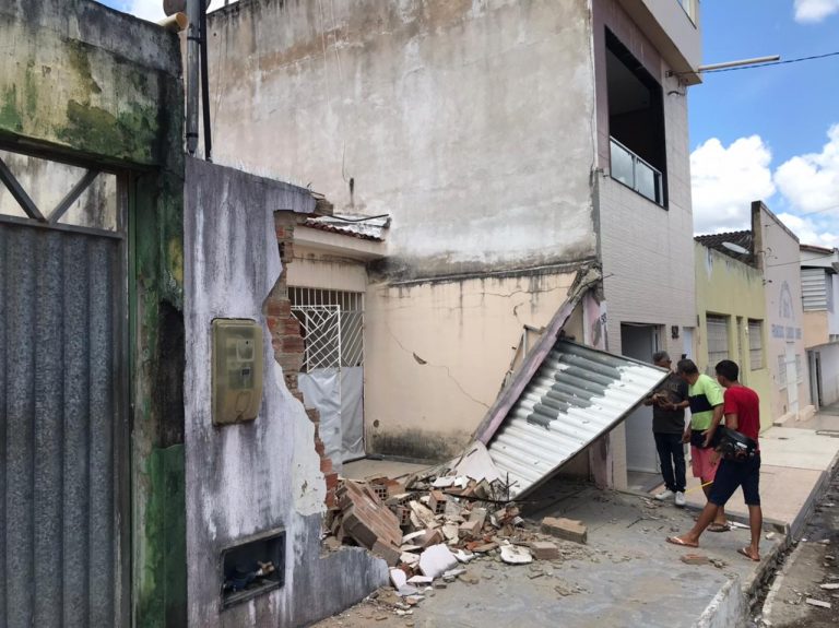Caminhão desengrena e derruba muro de residência em Lagarto