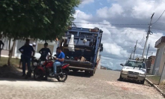 Homem que atropelou criança com caminhão do lixo se entrega à polícia