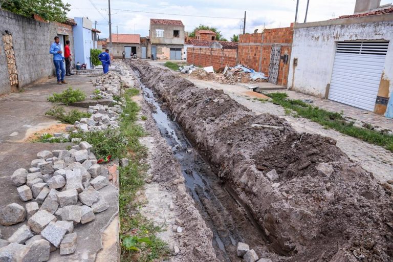 Prefeitura realiza serviços de revitalização e drenagem em ruas da cidade
