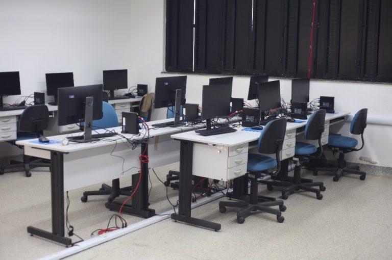UFS Lagarto recebe computadores para laboratório de informática
