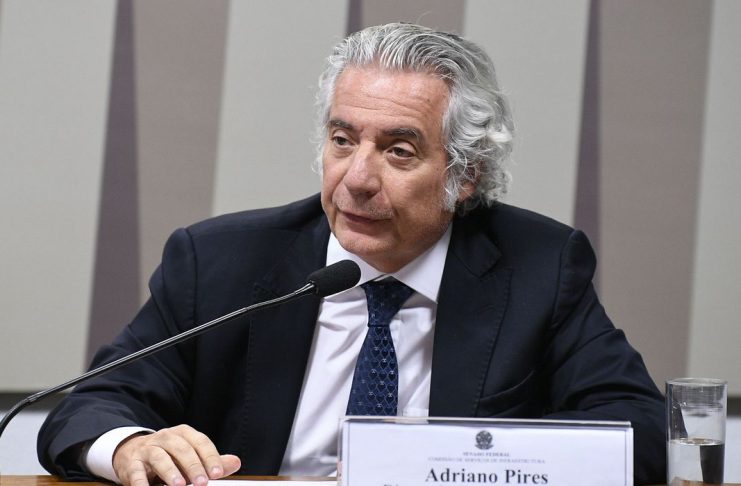 Comissão de Serviços de Infraestrutura (CI) realiza audiência pública para discutir o PL 3.178/2019, que muda regras de exploração do petróleo do pré-sal. 

Diretor do Centro Brasileiro de Infraestrutura (CBIE), Adriano Pires em pronunciamento.

Foto: Pedro França/Agência Senado