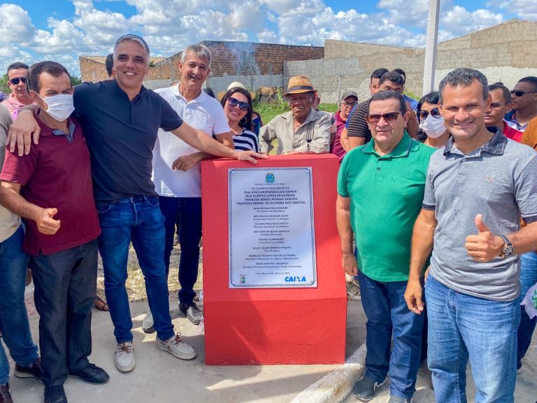 Fábio Reis inaugura pavimentação em Tobias Barreto