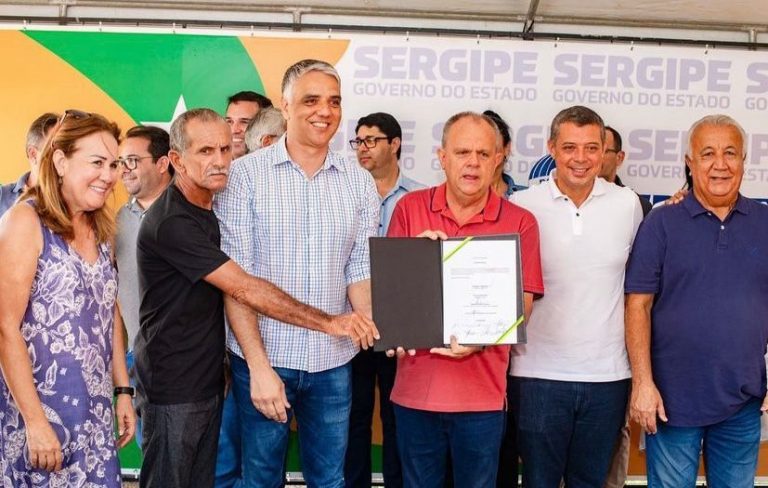 Belivaldo e Fábio Reis assinam ordem para pavimentar ruas em Lagarto