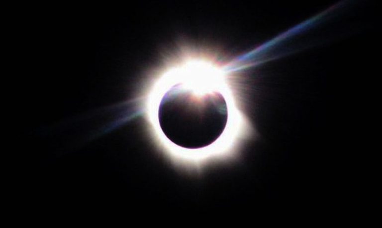 Eclipse solar só poderá ser visto em regiões remotas