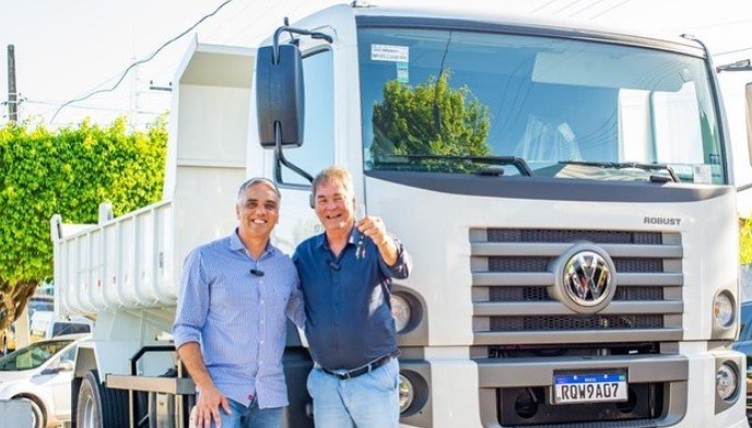 Fábio Reis entrega caçamba em Santa Luzia do Itanhy