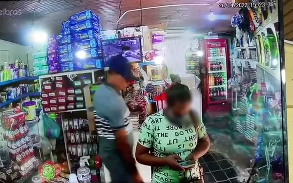 Câmera flagra momento em que homem se aproxima da mulher para tirar foto das partes íntimas dela em Laranjeiras (SE) — Foto: TV Sergipe/ Reprodução