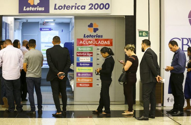 Apostadores fazem fila em casa lotérica. A Caixa Econômica Federal sorteia hoje (08) as seis dezenas do concurso 2.149 da Mega-Sena acumulada, que deve pagar um prêmio de R$ 170 milhões.